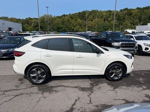 Ford <span class=keywords><strong>Escape</strong></span> ST-Line AWD 2023, blanc foncé, sièges en cuir usagés, système de navigation, démarrage à distance, Android Auto, jantes en alliage - Product Image 2