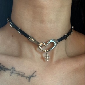 Collier ras du cou court en cuir marron style punk épicé avec croix en métal en forme de cœur pour femme - Product Image 2