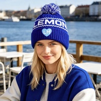 Bonnet à pompon personnalisé avec logo, en tricot épais extensible 100% acrylique, avec patch brodé jacquard en forme de cœur, idéal pour les sorties décontractées et les tenues de campus