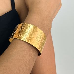 Bracelet manchette large ouvert martelé en acier inoxydable plaqué or 14 carats déclaration minimaliste industrielle bijoux <span class=keywords><strong>essentialistes</strong></span> - Product Image 4