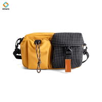 Sac banane tendance en nylon à blocs de couleur avec double compartiment, poche à cordon et à boucle, et sangle réglable