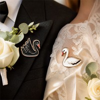 Broche en métal cygne blanc et noir au design personnalisé Émail doux et dur fait à la main Épingles ou vêtements décoratifs