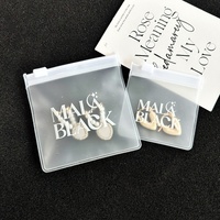 Pochette à bijoux en plastique mat avec logo personnalisé, sac à fermeture éclair en PVC pour emballage, sac à fermeture éclair réutilisable pour petites boucles d'oreilles/colliers/bagues, tendance
