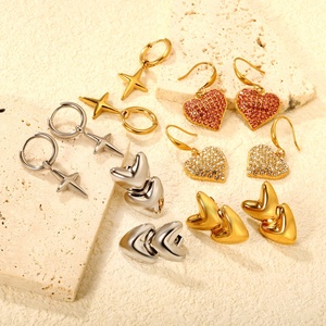 Joyería de Acero Inoxidable, Chapada en Oro de 18K, Lote Mixto de Aretes de Estrella y Corazón, Aretes de Aro Colgantes con Zirconia Pavé para Mujer - Product Image 1