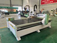 Routeur CNC 1325 à succès avec système de contrôle PLC Syntec, moteur unique à engrenages pour le traitement des panneaux de porte de meubles en MDF, PP/PVC