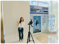 Écran tactile transparent LCD 3D de taille humaine de 86 pouces avec animation pour la publicité
