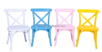 Chaise empilable en résine plastique blanche et rose de haute qualité pour enfants, avec dossier en X, idéale pour les fêtes de mariage en extérieur