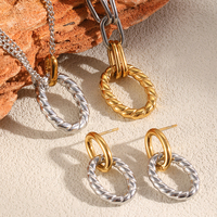 Ensemble de bijoux européen et américain en acier inoxydable plaqué or 18 carats avec collier, bracelet, boucles d'oreilles et bague en fil de soie