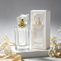 Flacon de parfum rectangulaire en verre transparent de 50 ml, personnalisé avec logo de luxe, design sérigraphié et boîte.