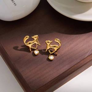 Boucles d'oreilles amusantes pour les amoureux des animaux, plaquées or 18 carats, avec breloques en forme de cœur et de chat, design ajouré, zircone brillante - Product Image 1