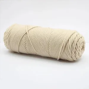 Approvisionnement d'usine 400g fil acrylique 8ply bébé lait fil de coton pour touffeter pistolet tapis tissage tricot