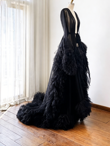 <span class=keywords><strong>Abito</strong></span> da sposa romantico <span class=keywords><strong>in</strong></span> <span class=keywords><strong>tulle</strong></span> nero <span class=keywords><strong>lungo</strong></span> con vita annodata, gonna a strati arricciata e strascico corto per la sposa - Product Image 1