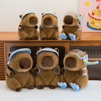 Peluche Capybara Mignonne et Originale avec Ballon de Football et Sac à Dos de Plongée, Poupée en Peluche Kawaii pour Enfants, Cadeau Doux et Moelleux