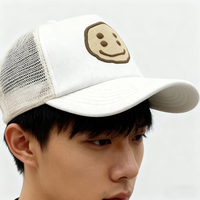 Cappellino Trucker Personalizzato a 5 Pannelli con Stampa a Rilievo, Faccina Sorridente, Frontale in Schiuma Elastica e Retro in Rete, Regolabile