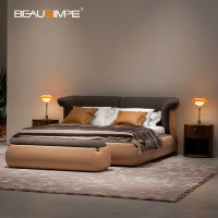 Lit plateforme en cuir suédé bicolore Peekasleep avec tête de lit capitonnée incurvée pour chambre principale de villa de luxe
