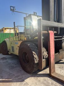 Chariot élévateur à fourche d'occasion HYSTER H32.00F-CM de 32 tonnes, moteur Cummins, fabrication américaine, robuste, pour la manutention de matériaux. - Product Image 3