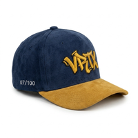 Gorra de Béisbol Personalizada de 5 Paneles con Visera Plana, en Azul Marino y Amarillo Mostaza, de Gamuza, con Bordado y Estructura