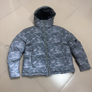 เสื้อแจ็คเก็ตพัฟเฟอร์ผู้ชาย ลายพราง พิมพ์ลาย สะท้อนแสง กันลม กันน้ำ เหมาะสำหรับฤดูหนาว เนื้อผ้ามีความเงางาม บุด้วยใยสังเคราะห์ - Product Image 2