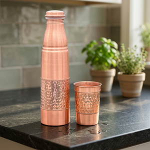 Bouteille d'eau en cuivre avec finition martelée et couvercle, vaisselle portable pour usage domestique, style vintage - Product Image 1