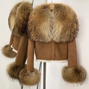 Nouveau style hiver européen et américain, poncho en daim et fourrure avec col en fourrure de raton laveur surdimensionné, <span class=keywords><strong>court</strong></span>, pour femme, streetwear, mode sexy - Product Image 1