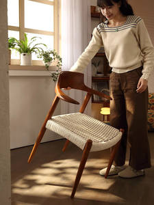 Ghế ăn bằng gỗ nguyên khối cổ điển Nhật Bản có tay vịn treo tựa lưng Ghế trung thế kỷ Nhà thiết kế nội thất - Product Image 1