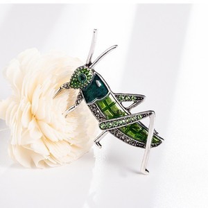 เข็มกลัดรูปแมลงแฟชั่น แมลงวันพิราบสุดอินเทรนด์ ประดับกลิตเตอร์ สำหรับสาวๆ เครื่องประดับเก๋ไก๋ เท่ห์ โดดเด่น สำหรับผู้หญิง สาวๆ และสุภาพสตรี - Product Image 3