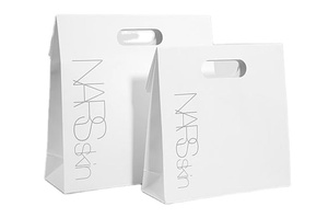 Bolsa Negra Personalizada <span class=keywords><strong>de</strong></span> Lujo Hecha <span class=keywords><strong>a</strong></span> <span class=keywords><strong>Mano</strong></span> con Estampado en Dorado, Relieve, Laminación Mate y Brillante, Recubrimiento UV para Prendas - Product Image 3