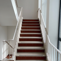 Escalier Prima : Escalier extérieur de villa élégant et personnalisé avec marches antidérapantes en pierre et balustres en fer