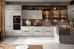 Conception de cuisine modulaire de luxe avec finition bleu marine et blanc, unités en verre, plan de travail en marbre et rangement moderne - Product Image 5