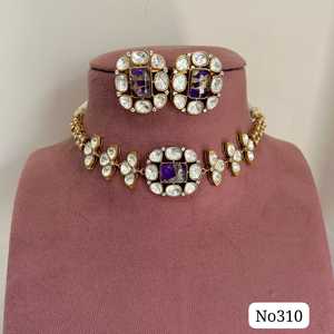 Parure de collier traditionnelle plaqué or avec pierre centrale élégante de couleur et pierres Polki blanches non taillées faites à la main pour mariée - Product Image 6