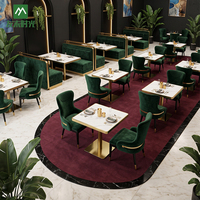Ensemble de table et de chaises de restaurant commercial moderne, chaises en velours vert, plateau de table en marbre blanc, mobilier de café et d'hôtel