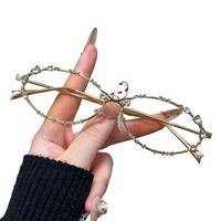 Lunettes de soleil élégantes style punk Y2K tendance, monture métallique, petites lunettes œil-de-chat, protection UV400, lunettes de soleil élégantes pour le catwalk