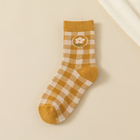 Vente en gros, chaussettes d'hiver à fleurs Premium, Logo mignon, chaussettes en coton épais, grille jaune, chaussettes d'hiver pour femmes
