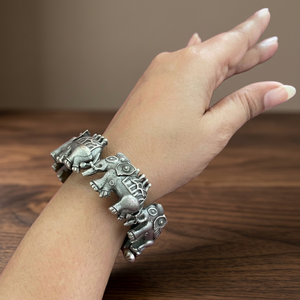 Pure Brass Party Wear Silver Look Bangle Tamaño libre Diseño de elefante Pulsera oxidada que se puede abrir Producto a granel hecho a mano ajustable - Product Image 3