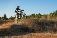 Moto tout-terrain électrique Surron Ultra Bee à vitesse rapide 90 km/h, moteur à entraînement central 21 kW, batterie lithium 74 V 55 Ah - Product Image 2