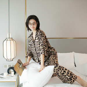 <span class=keywords><strong>Pijamas</strong></span> de leopardo <span class=keywords><strong>para</strong></span> hombres y mujeres, ropa de dormir con solapa <span class=keywords><strong>para</strong></span> amantes, ropa de casa, camisa, pantalones, <span class=keywords><strong>parejas</strong></span> de seda helada, 2 uds. - Product Image 3
