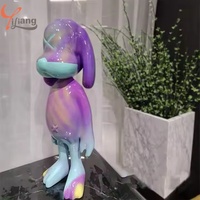 Statue de chien de dessin animé Pop Art conçue sur mesure Sculpture en fibre de verre Snoopy en résine colorée Statu en résine galvanisée