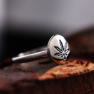 Anello con Sigillo a Foglia d'Acero Dorato da Donna, Design di Nicchia Lusso Leggero, Accessorio Gioiello per Dito Indice - Product Image 4
