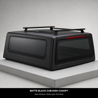Capot de pick-up noir mat avec feu stop monté haut et barre de toit
