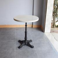 Table de salle à manger moderne en marbre français avec base en fonte ornée, écologique, imperméable, pour restaurants et cafés en extérieur