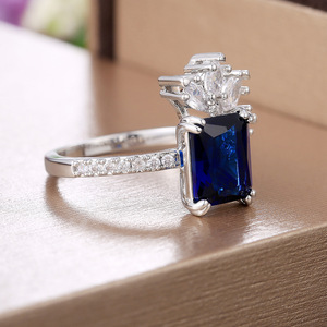 Anello di Lusso Floreale da Donna con Accento Blu, Elegante Gioiello Regolabile in Lega di Rame - Product Image 4