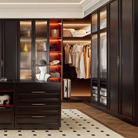Armoire de style crème nordique de luxe : Le mélange parfait de verre et de bois