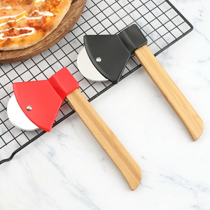 Outil de découpe de <span class=keywords><strong>pizza</strong></span> au design d'une hache, avec une roue tranchante et une poignée en bois, pour les passionnés de cuisine et les boulangers - Product Image 2