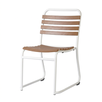 Chaise de salle à manger empilable blanche avec structure en acier, lattes en plastique imitation bois, chaise latérale en métal pour la maison, le restaurant, le café