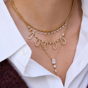 Collar Elegante JD con Diseño de Lágrima Calada, Chapado en Oro de 18K, Acero Inoxidable con Colgante de Cristal de Circonita Blanca, Cadena Moderna y Delicada - Product Image 1