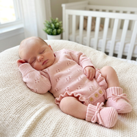 Ensemble barboteuse et chaussons tricotés Pinuotu pour bébé, manches longues, pointelle, volants, rose, nouveau-né, OEM ODM, tricot sur mesure