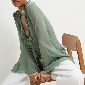 Nueva llegada: Blusa informal de gasa con volantes, cuello en V, lazo frontal y manga larga acampanada para mujer - Product Image 3