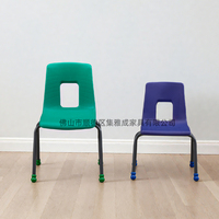 Chaise d'école moderne, durable et écologique pour étudiants, avec structure métallique et trous carrés, en plastique PP empilable pour salle de classe