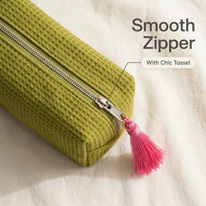 Nouvelle conception de trousse de maquillage en coton gaufré, logo brodé personnalisé, trousse à cosmétiques avec pompons, trousse de toilette portable à fermeture éclair pour femme - Product Image 3