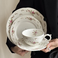 Assiettes en porcelaine florales rétro françaises, bordure perlée en relief, imprimé rose rose, ensemble de tasses en céramique pour banquet et événements